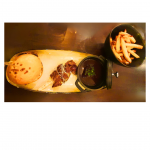 Déclinaison de boeuf : un mini burger, une brochette et une cassolette de boeuf bourguignon avec nos frites maisons